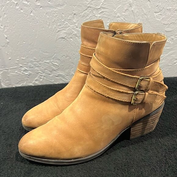 🔥 CLARKS Womens Tan Leather Double Buckle Side Zip Ankle Booties Sz 9.5M - Picture 1 of 16